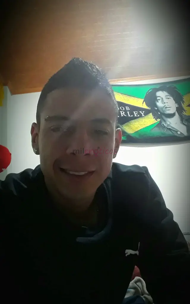 Soy un chico extrovertido colombiano dispuesto a satisfacerte en tus fetiches trios escribe y pasaremos un rato muy agradable 22 cm are mojar tu cama...