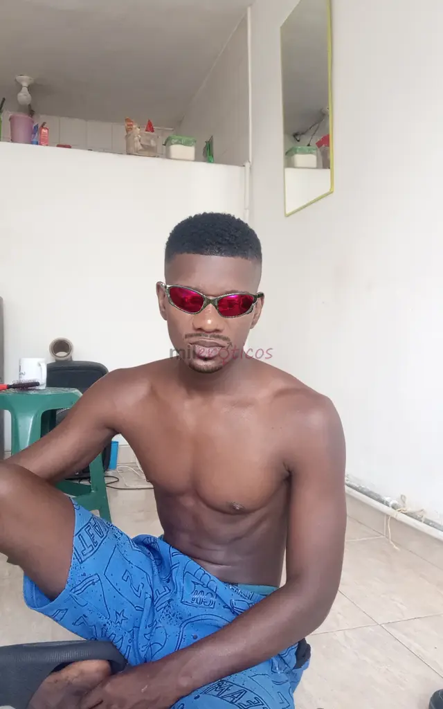 Soy joven afroamericano activo tonificado bien de buena herramienta dispuesto a conocer dinamico creativo con pasion por la gente de mente abierta a e...