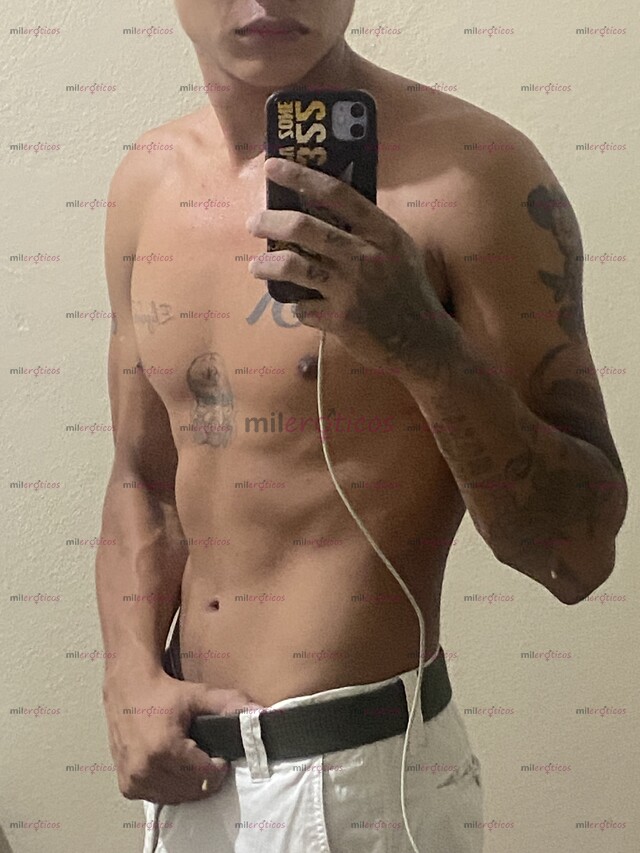 FOTOS DE JOVEN DELGADO TATUADO CON BUENA VRGA GRUESA, DE VISITA PARA PASARLA RICO
