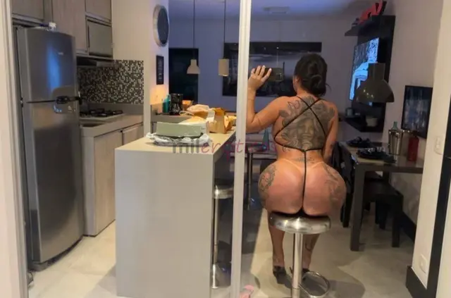 Anna da garganta profunda com local climatizador pronta pra te receber chupo sem camisinha beijo na boca faco garganta profundarealizo fetiches tbpres...