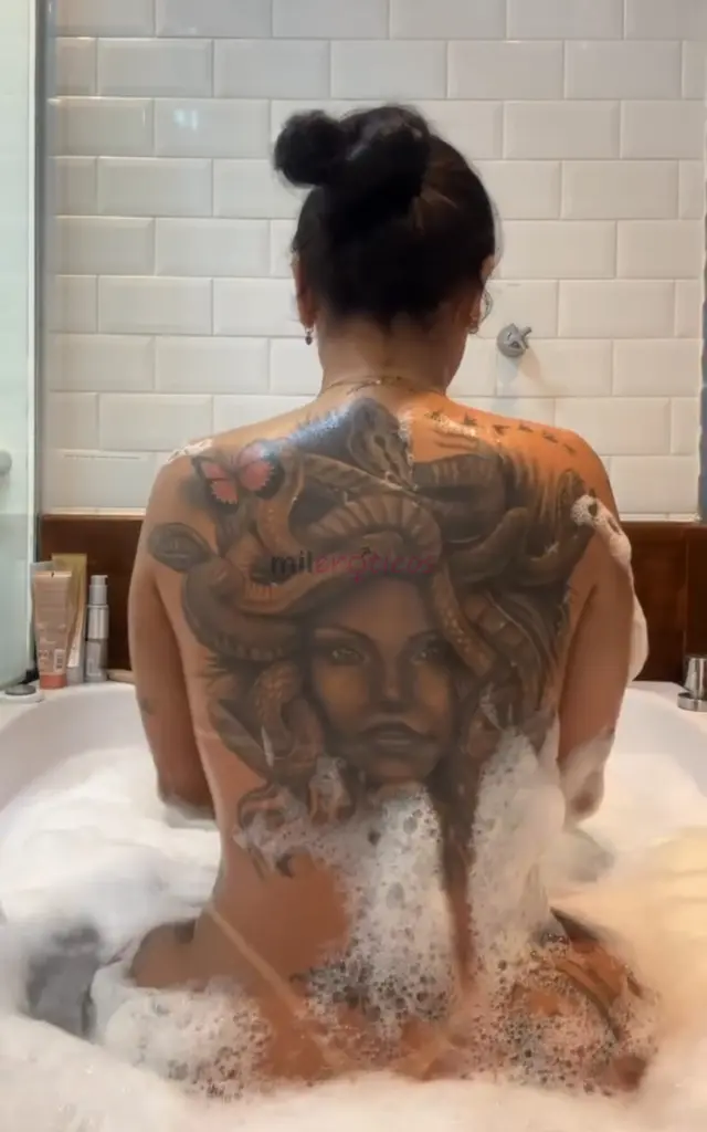 Anna da garganta profunda com local climatizador pronta pra te receber chupo sem camisinha beijo na boca faco garganta profundarealizo fetiches tbpres...