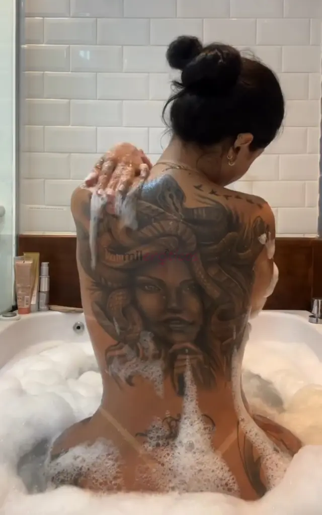 Anna da garganta profunda com local climatizador pronta pra te receber chupo sem camisinha beijo na boca faco garganta profundarealizo fetiches tbpres...