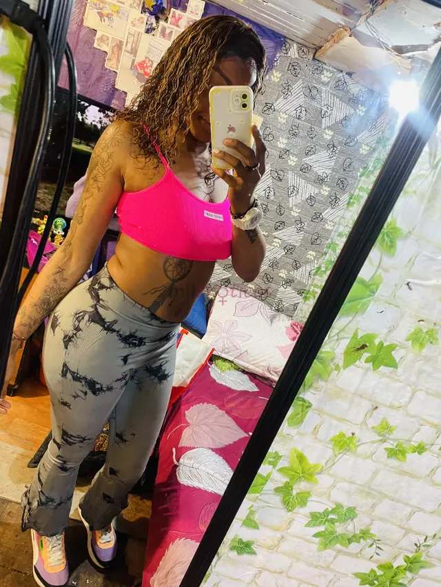 Soy morena alta color canelita me gusta que me traten con carino buena atencion y compania colombiana tambien hago masajes mido 1 70 soy morena buena...