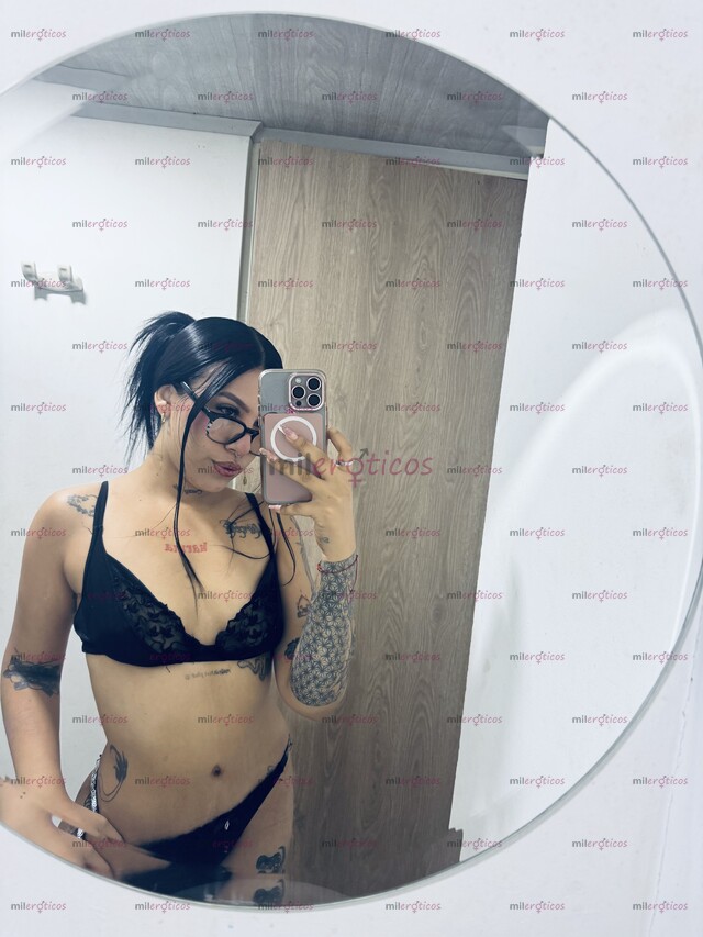FOTOS DE CHICA NUEVA EN LA CUIDAD, TATUADA CON CUERPO NATURAL