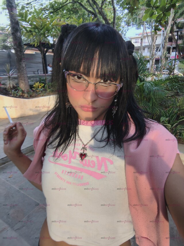 FOTOS DE JOVEN TRANS VERSÁTIL ELEGANTE Y CARIÑOS