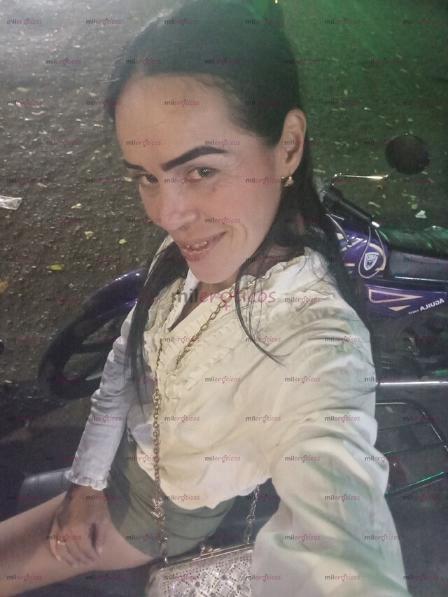 FOTOS DE FLACA DELGADA EXTROVERTIDA Y COMPLACIENTE