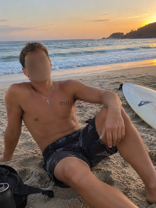 Oi sou o lucas tenho um estilo surfista aparencia jovem corpo magro e bem cuidado sempre prezando pela boa higiene e por uma otima apresentacao sou si...