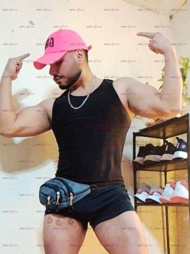 FOTOS DE MORENO ATRACTIVO, BUEN CUERPO, CON CULO RICO Y VERGA LECHERA. HOLA SOY