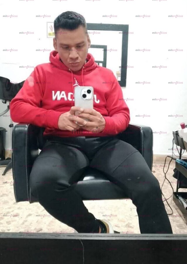 FOTOS DE MORENO ATRACTIVO, BUEN CUERPO, CON CULO RICO Y VERGA LECHERA. HOLA SOY