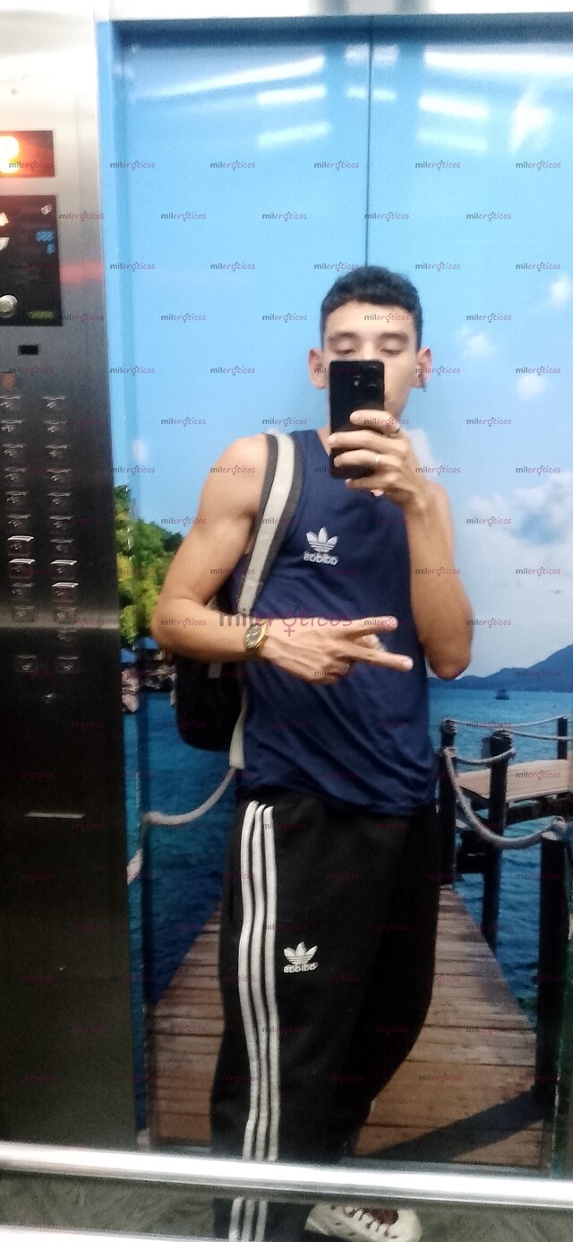 FOTOS DE JUGUEMOS YO MANDO TU OBEDECES. PREFIERES EN CUATRO O PROBAMOS ALGO NUEVO.