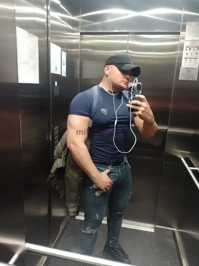 Hola soy tyson 31 anos de 1 76 de estatura y 95 kilos de musculo soy divertido sociable educado con tema de conversacion honesto muy carinoso y compla...