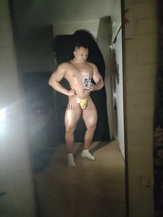 Hola soy tyson 31 anos de 1 76 de estatura y 95 kilos de musculo soy divertido sociable educado con tema de conversacion honesto muy carinoso y compla...