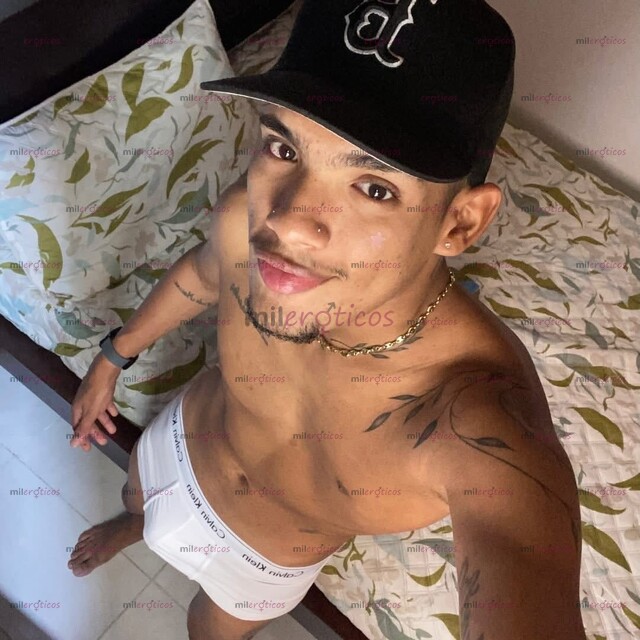 FOTOS DE JOVEN VERSÁTIL MASCULINO COMPLACIENTE DISPUESTO AH COMPLACERTE
