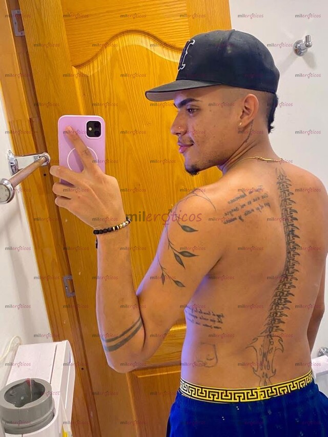 FOTOS DE JOVEN VERSÁTIL MASCULINO COMPLACIENTE DISPUESTO AH COMPLACERTE