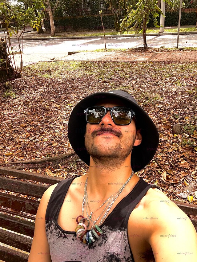 FOTOS DE ACTIVO MASCULINO Y DISCRETO ATLÉTICO Y TATUADO