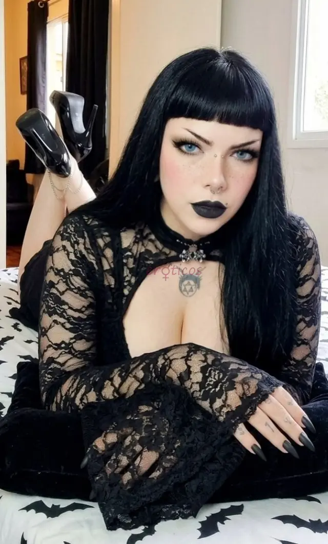 Disponivel para sessoes de domme e submissa virtual aborde com educacao e objetividade sobre o que busca i speak in english also come and find more of...