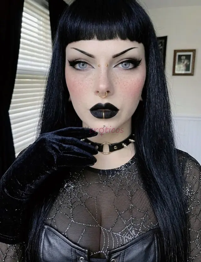 Disponivel para sessoes de domme e submissa virtual aborde com educacao e objetividade sobre o que busca i speak in english also come and find more of...