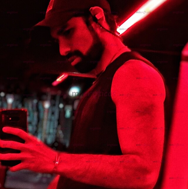 FOTOS DE MIDDLE EASTERN GUY TALL, HAIRY TOP (FLUENT ENGLISH)