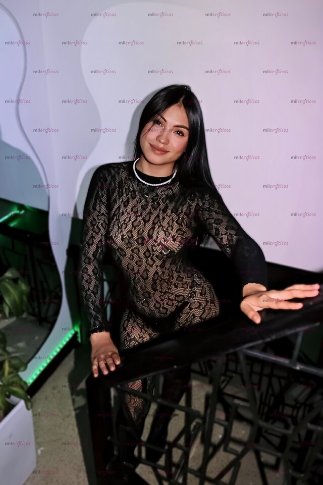 FOTOS DE DAKOTA UNA JOVENCITA CON CURVAS ENCANTADORAS Y BIEN RICA