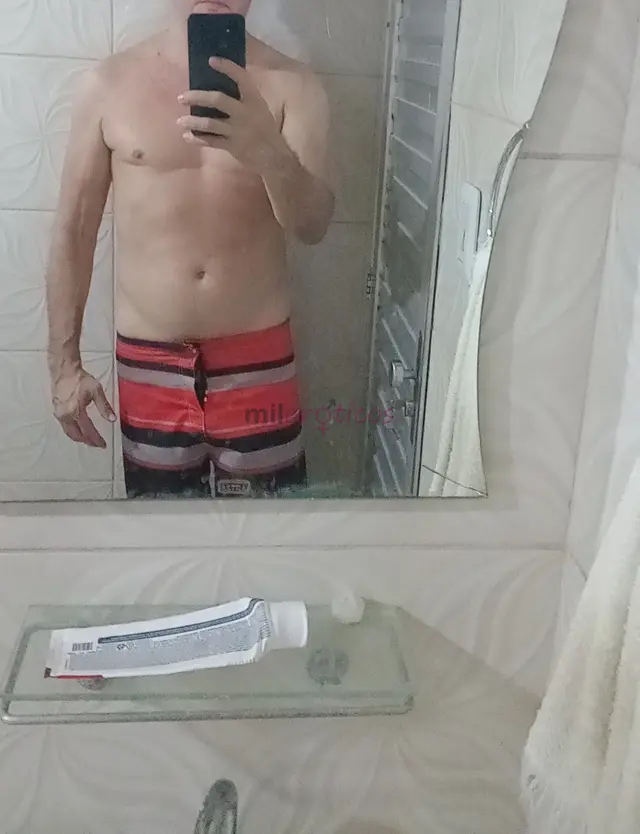 Sou branco sarado 1 85 de altura cabelos e olhos castanhos lisinho saio pra viajar dancar almocar jantar passar pernoite nao atendo numero privado e d...