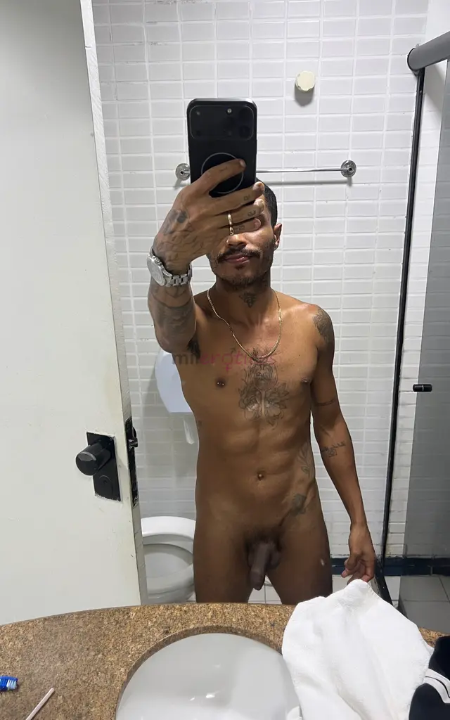 Disponiveloi sou lukas brasil baixinho moreno tatuado 1 60 de altura com um dote encantador de grosso 19 cm confiavel cheiroso comunicativo disponivel...