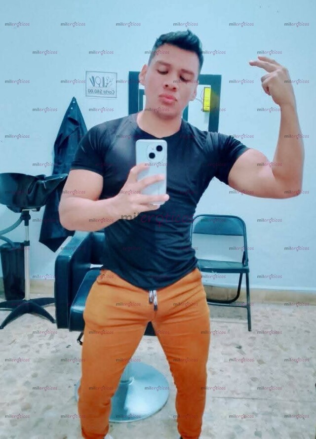 FOTOS DE MORENO ATRACTIVO, BUEN CUERPO, CON CULO RICO Y VERGA LECHERA. HOLA SOY