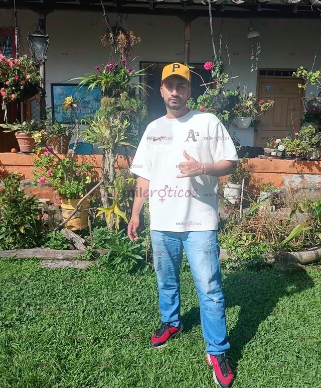 FOTOS DE TU COLÁGENO EN BARRA JOVEN MORENO DE OJOS CLAROS