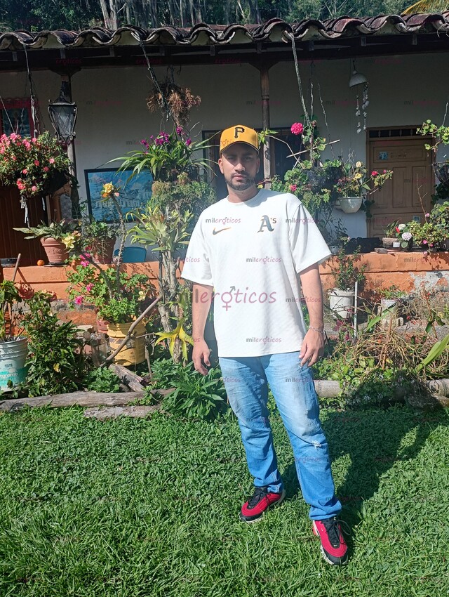 FOTOS DE TU COLÁGENO EN BARRA JOVEN MORENO DE OJOS CLAROS