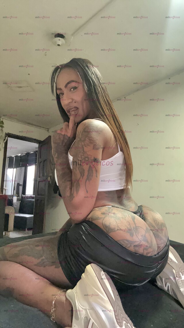 FOTOS DE EXUBERANTE MORENA DOTADA.VOLUPTUOSA Y MUY CALIENTE .