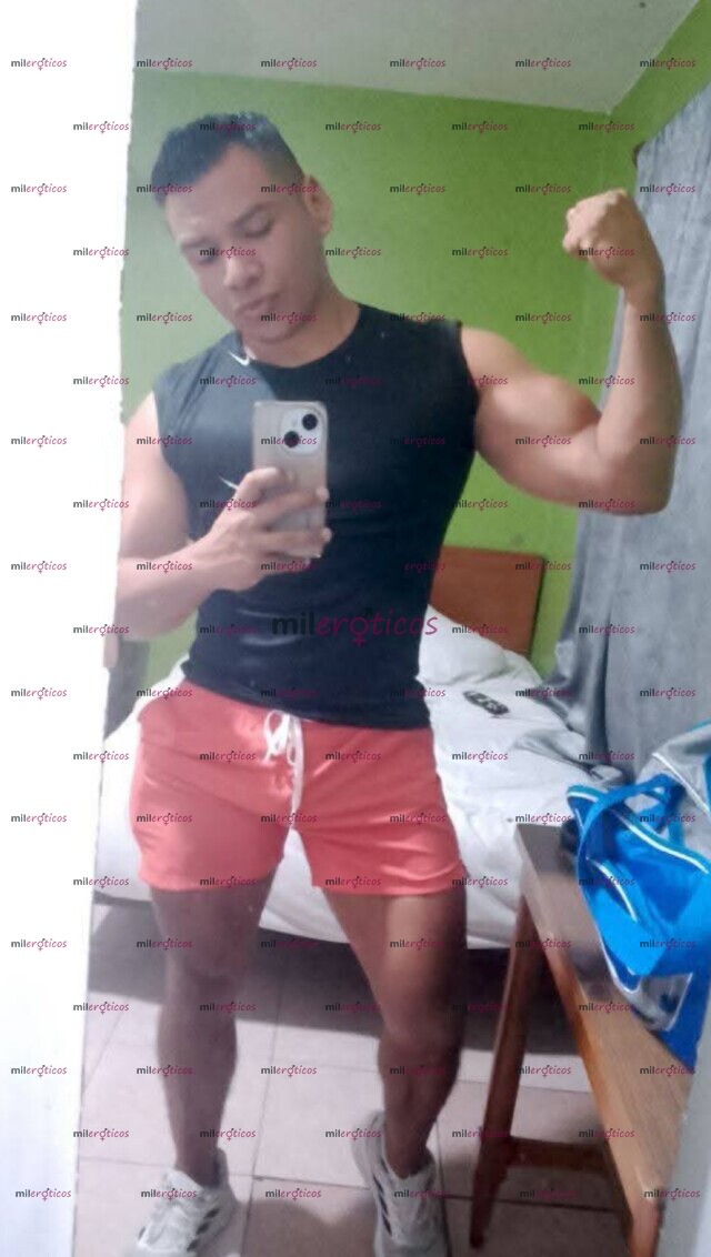 FOTOS DE MORENO ATRACTIVO, BUEN CUERPO, CON CULO RICO Y VERGA LECHERA. HOLA SOY