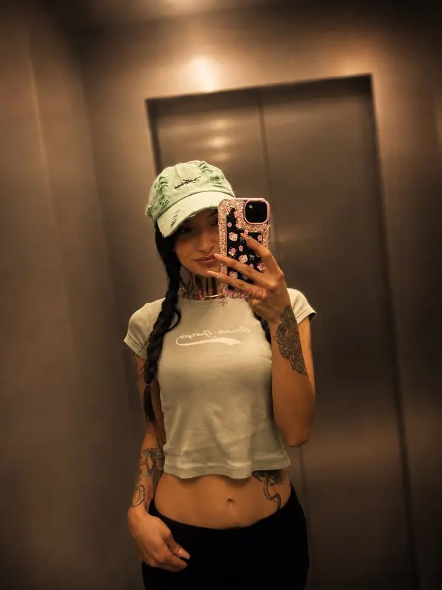 No soy una chica para cualquiera tengo una mirada que provoca una sonrisa que esconde secretos y un lado travieso que pocos saben manejar me encantan...