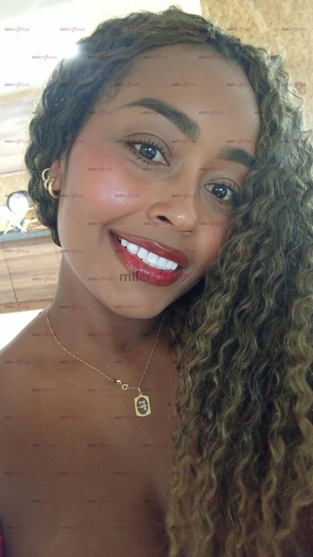 FOTOS DE EXÓTICA MORENA CON TETAS Y CULO GRANDE MUY COMPLACIENTE
