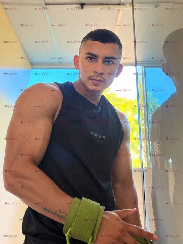 FOTOS DE JOVEN ATRACTIVO CON UN CUERPO MUY MARCADO Y CON 21 CENTÍMETROS