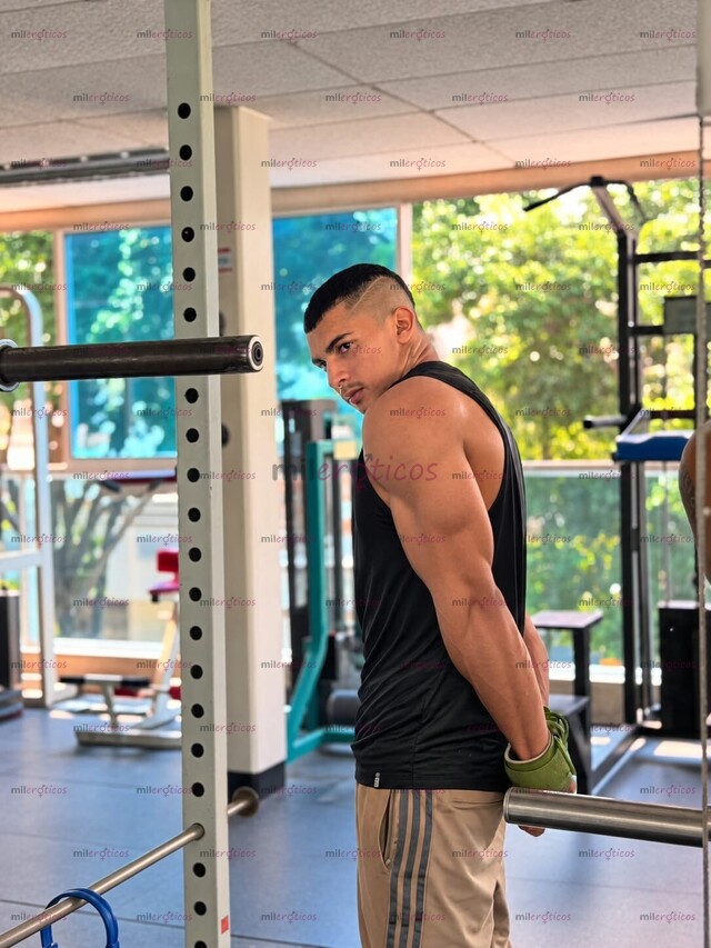 FOTOS DE JOVEN ATRACTIVO CON UN CUERPO MUY MARCADO Y CON 21 CENTÍMETROS