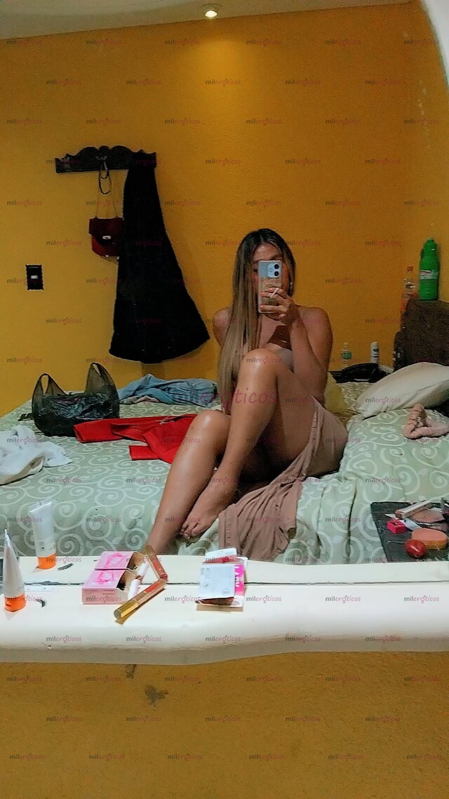 FOTOS DE CUERPO DE MUJER CON UN DELICIOSO CARAMELO ENTRE LAS PIERNAS MUY SEXY ARDIENTE