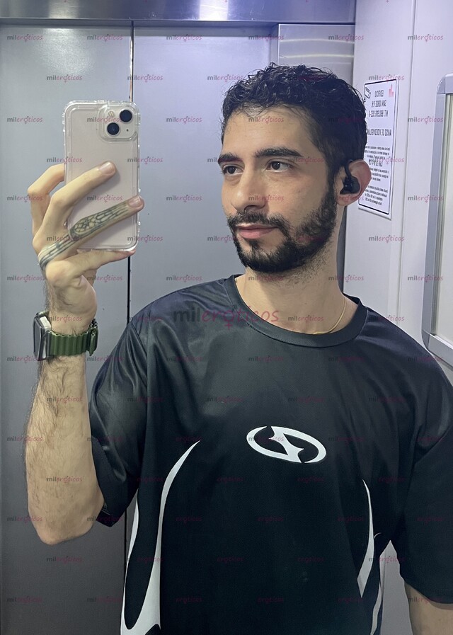 FOTOS DE JOVEN. VERGA PELUDA. DOMINANTE. LECHERO. MORBOSO FETICHISTA.