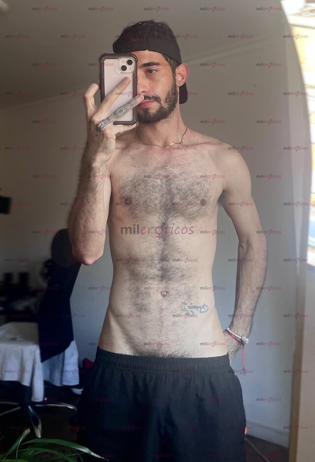 FOTOS DE JOVEN. VERGA PELUDA. DOMINANTE. LECHERO. MORBOSO FETICHISTA.