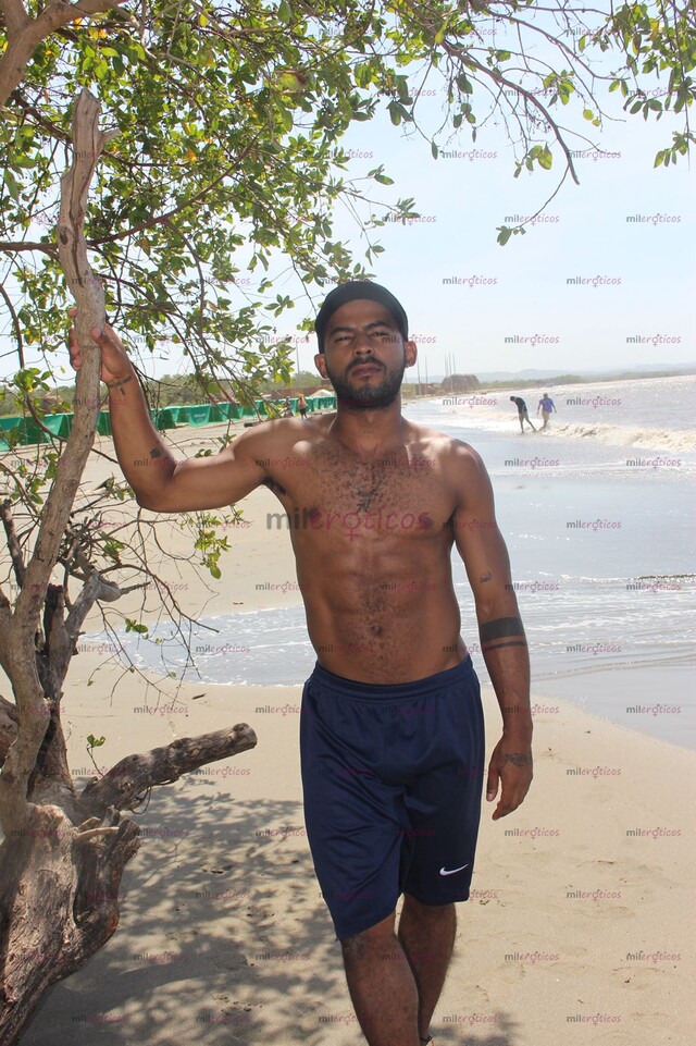 FOTOS DE UN MACHO NEGRO Y VERGÓN, LISTO PARA ROMPERTE EL CULO