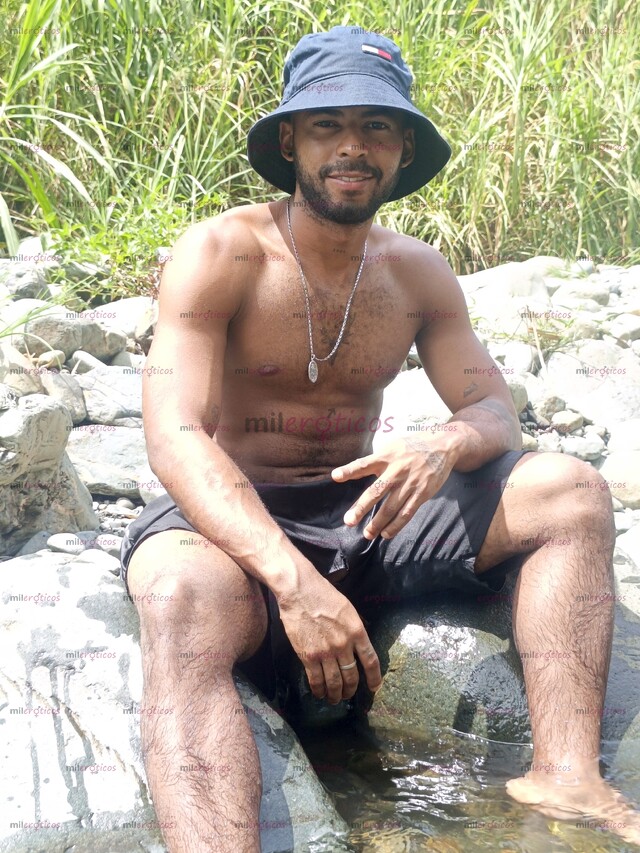 FOTOS DE UN MACHO NEGRO Y VERGÓN, LISTO PARA ROMPERTE EL CULO