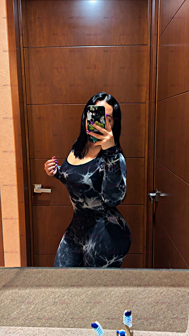 FOTOS DE UNIVERSITARIA DE CABELLO NEGRO BAJITA CURVILÍNEA