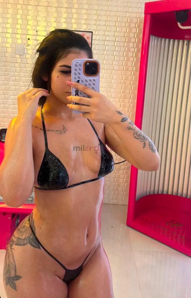 Sou uma morena cabelo longo de tracos unicos alta falsa magra toda natural e durinha amp sou autentica carinhosa atenciosa e sexy gosto de proporciona...