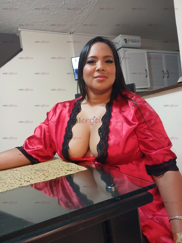 FOTOS DE MORENA DE ROSTRO Y CABELLERA HERMOSA , DISPUESTA A HACER QUE LA PASES RICO EN SU