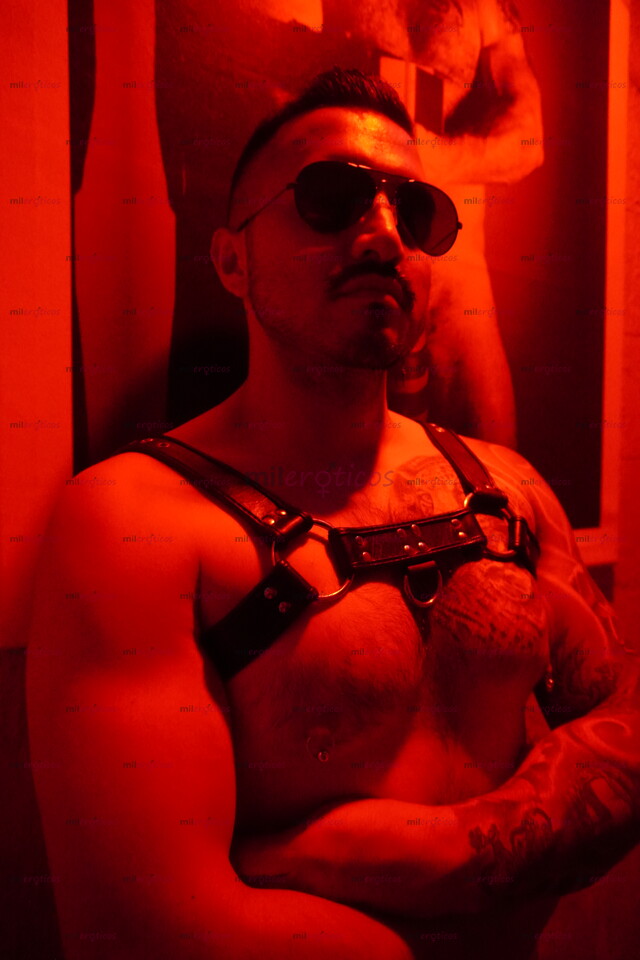FOTOS DE UN MACHO ACTIVO. FETICHISTA Y DOMINANTE.