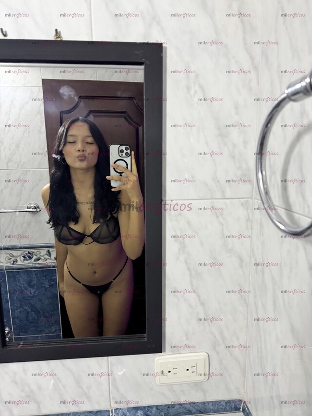 FOTOS DE JOVEN Y NUEVA PARA TI, SOY ESMERALDA TENGO 18 AÑOS Y UNAS TETAS GRANDES PARA TI