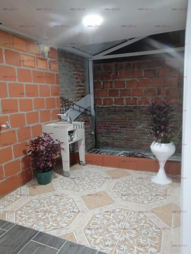 FOTOS DE APATA ESTUDIO PARA TRABAJAR UNA CHICA CÉNTRICO PRIVADO
