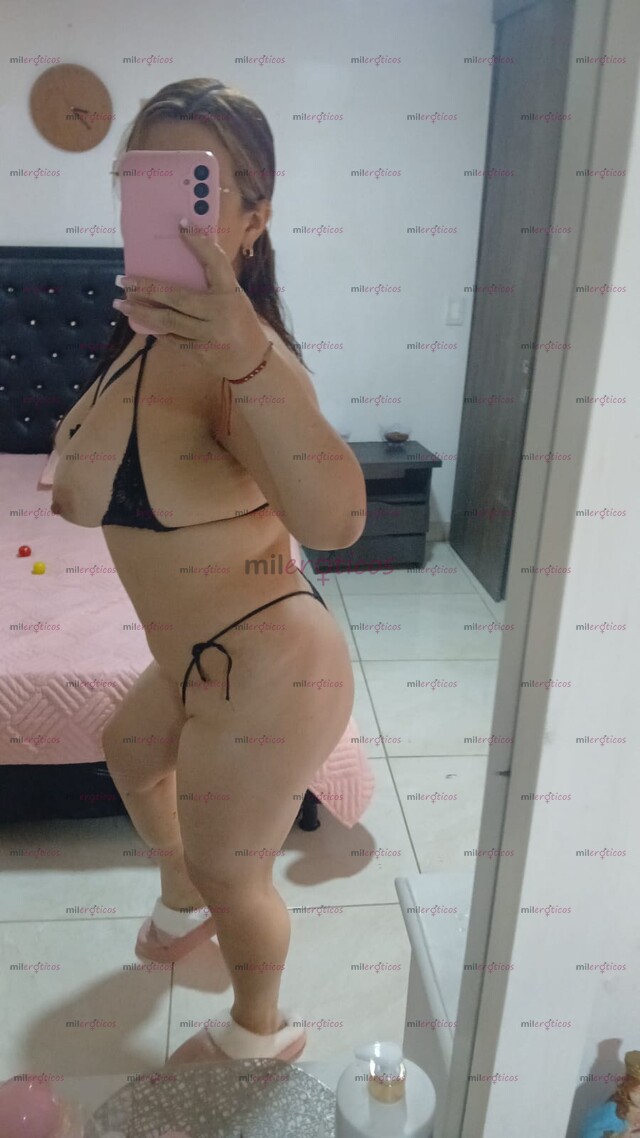 FOTOS DE LAURA MONA SENSUAL CON UNA PIEL HERMOSA MUY ESTRECHITA Y COMPLASIENTE EN LA CAMA