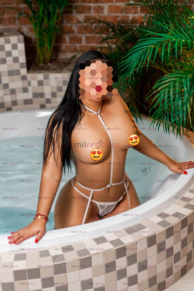 FOTOS DE DESEOSA DE HACERTE LA MEJOR PAJA CON MIS GRANDES NALGAS