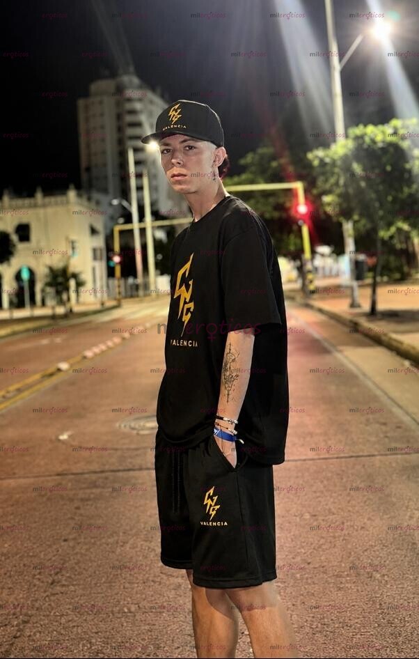 FOTOS DE CHICO DELGADO PARCHADO CON GANAS DE DAR PLACER Y DISFRUTAR DEL MOMENTO SIN AFÁN
