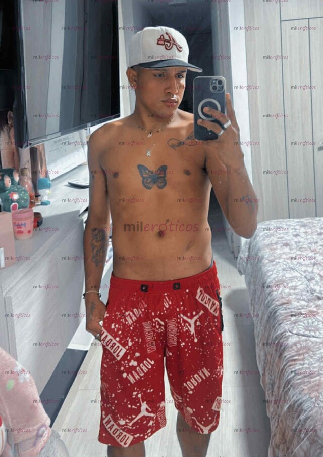 FOTOS DE DOS CHICOS COMPLACIENTES, APASIONADOS CON LUGAR