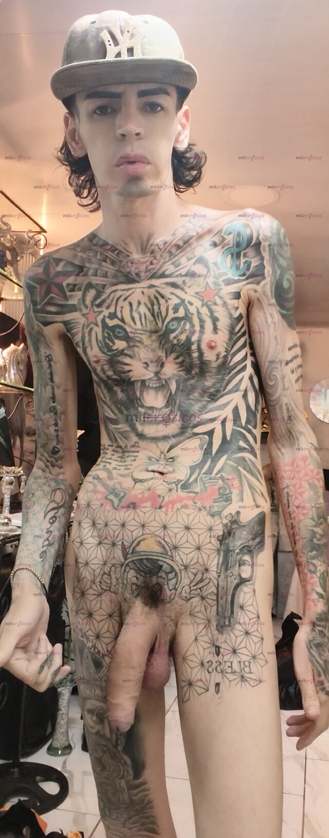 FOTOS DE FLACO ACTIVO TATUADO BLANCO SERIO CON SITIO